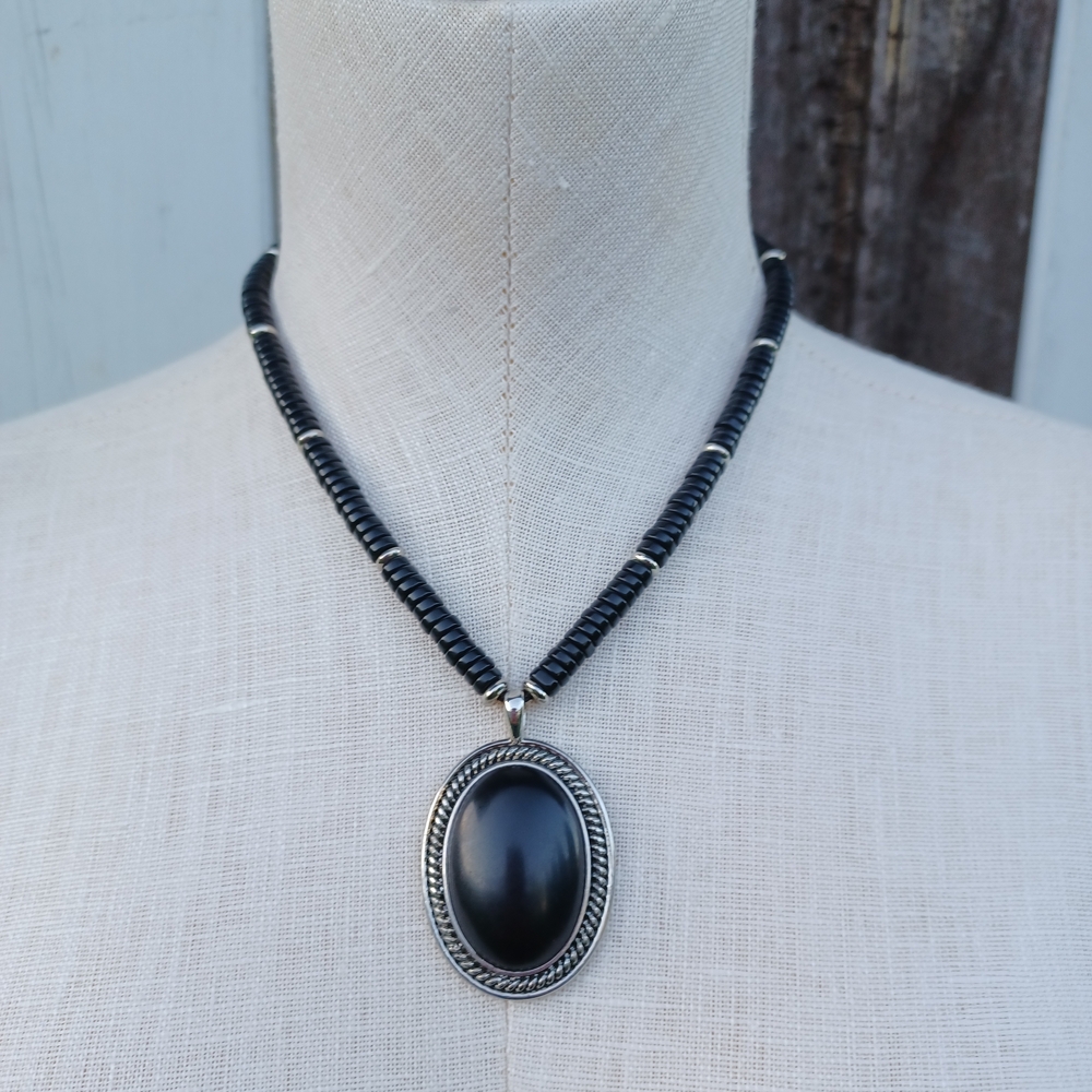 VTG Chaps R.L Black Beaded Silver Tone Oval Pendal Statement Necklace.